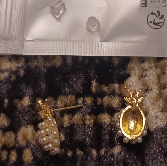 4/$40 New Faux Pearl Pineapple Design Stud Earrings - Picture 4 of 7
